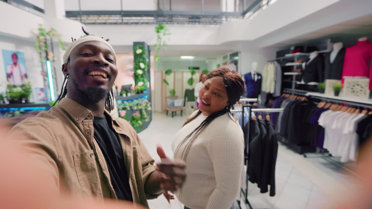 el hombre promueve la nueva colección de la tienda de moda