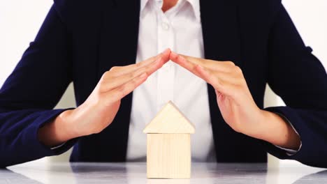 mujer de negocios haciendo un signo en casa con una mano