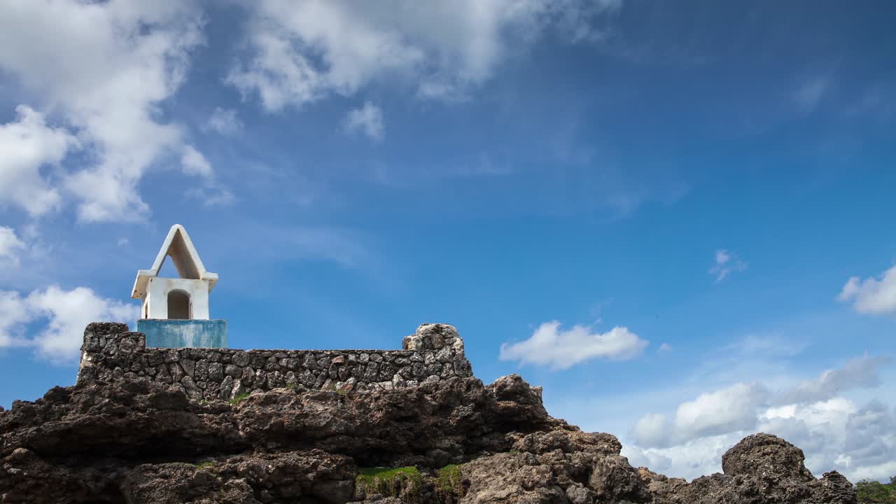 산 꼭대기에 있는 고대 등대 타임스
