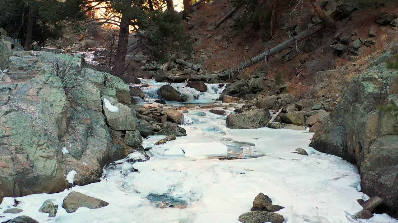 vistas aéreas de boulder falls en boulder colorado