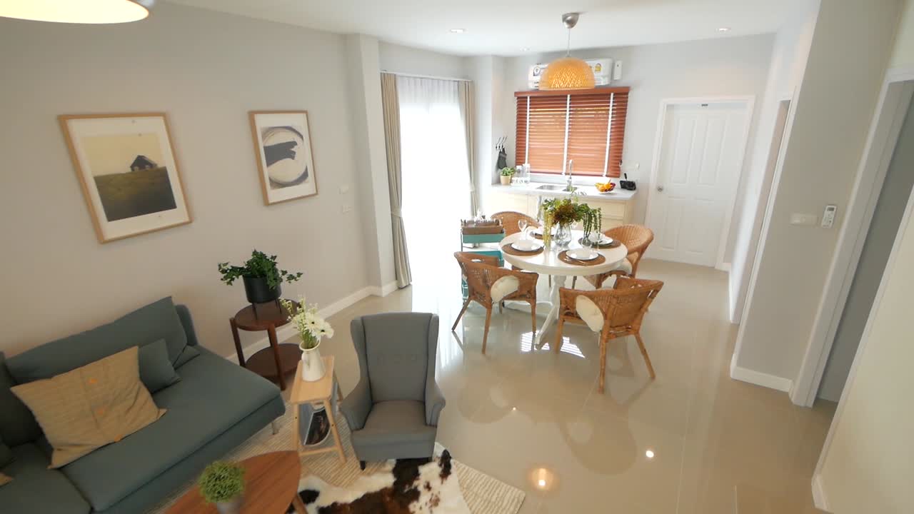 세련된 아늑한 집, 주방 공간과 연결된 거실 공간