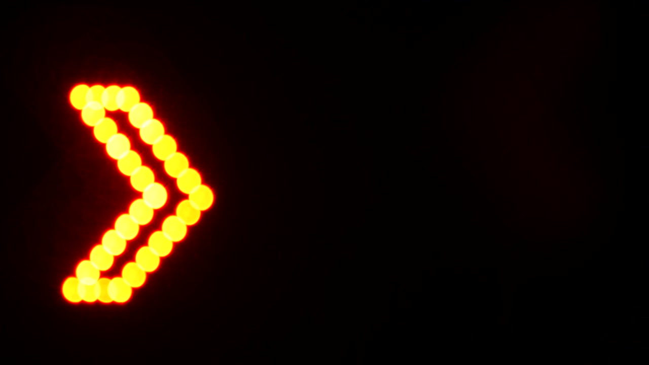 Segnale di direzione a freccia luminosa sfocato