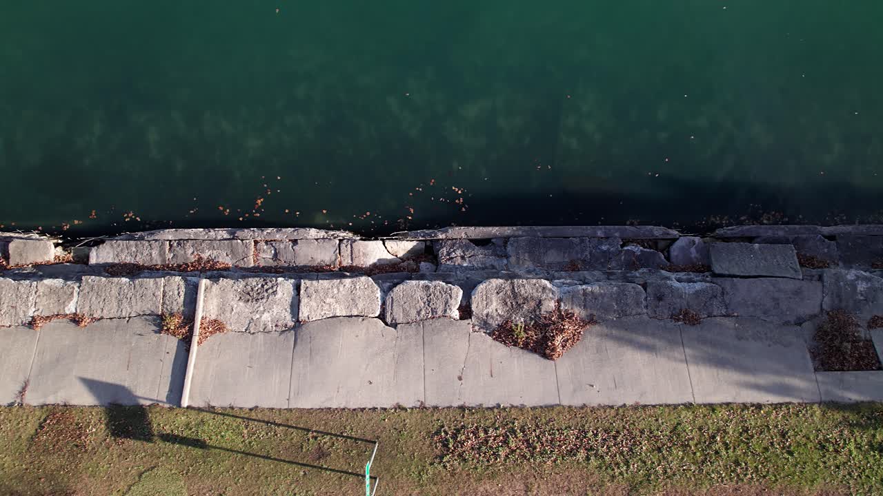 drone dolly mirando sobre el dique roto a lo largo del lago st