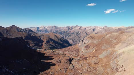 Drone-shot-overlooking-the-mountain-peaks-in-Telluride,-CO