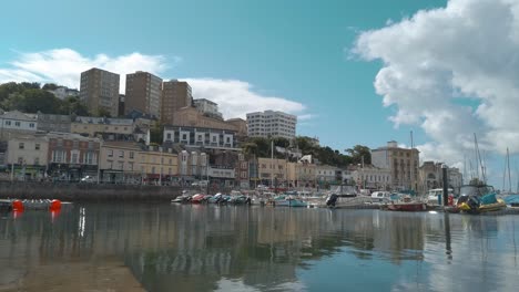 Barcos-Y-Edificios-En-El-Puerto-De-Torquay-En-La-Riviera-Inglesa