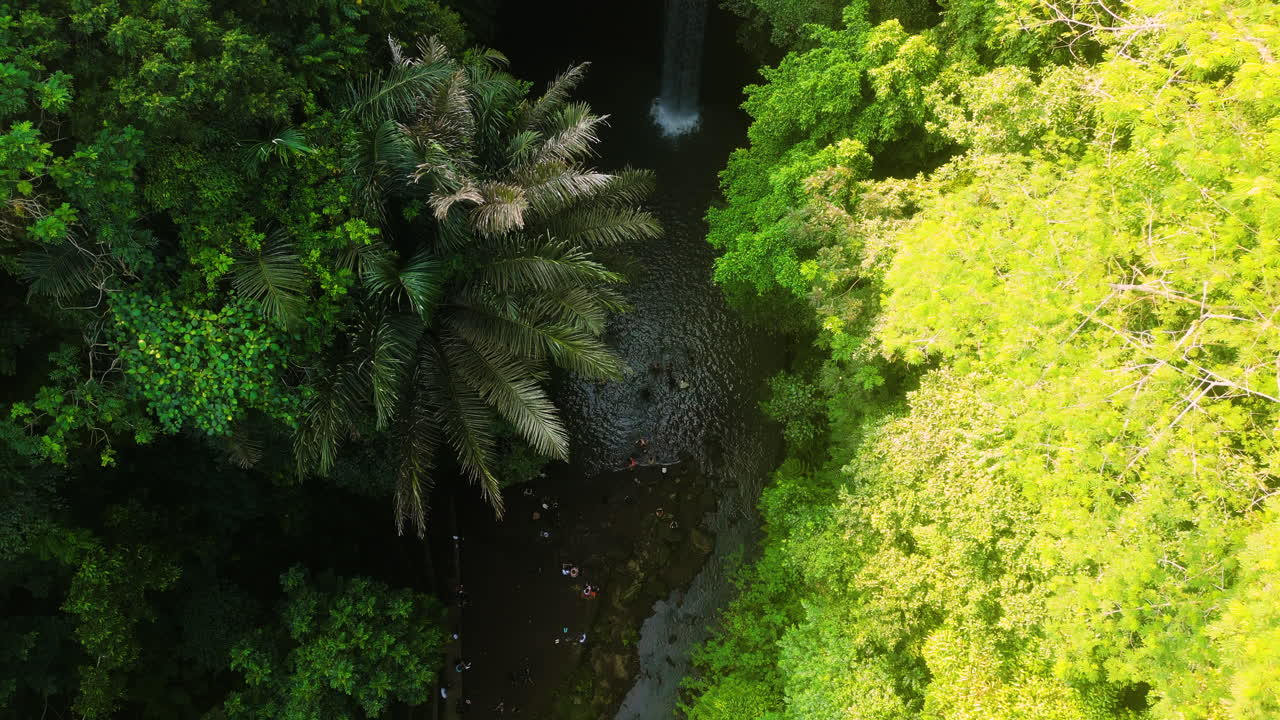 turistas irreconocibles en la cascada de tibumana, bali