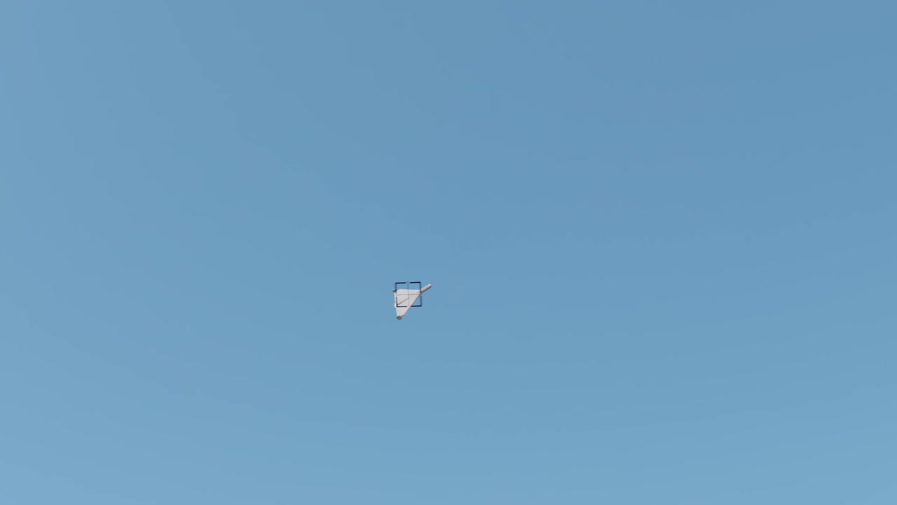 Droni Shahed utilizzati per attacchi unidirezionali in guerra. Droni Shahed ripresi nel cielo. Un drone Shahed in fase di puntamento nel cielo.