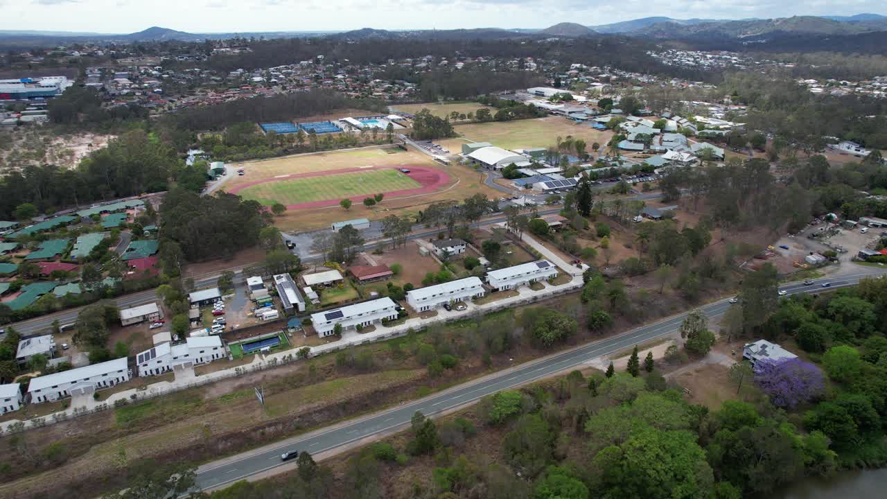 escuela de natación, campo de fútbol y casas adosadas en waterford, queensland, australia