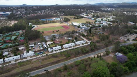 Schwimmschule,-Fußballplatz-Und-Stadthäuser-In-Waterford,-Queensland,-Australien