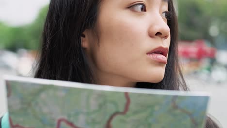vista de mano de un turista vietnamita leyendo un mapa