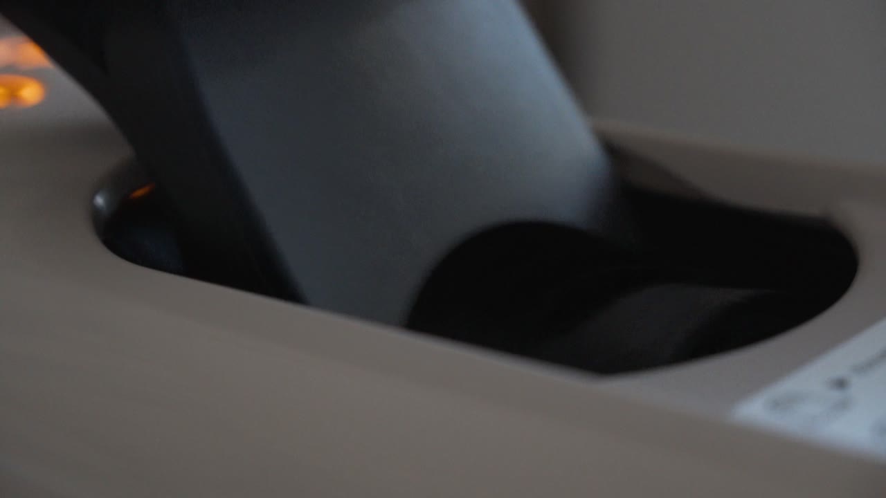 primer plano de una cápsula de café colocada en una máquina de café