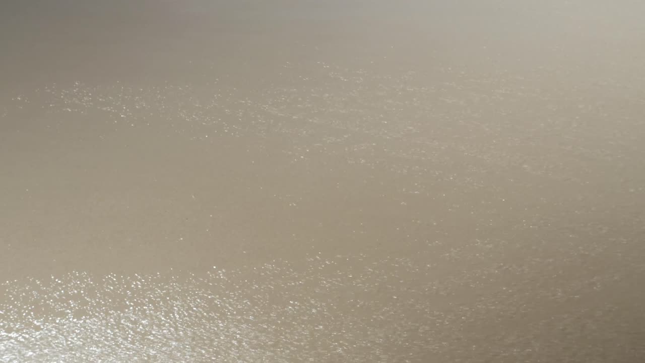 las olas de agua de mar turquesa golpean la playa suave de arena blanca durante el día, el paisaje natural del mar para las vacaciones de verano de fondo