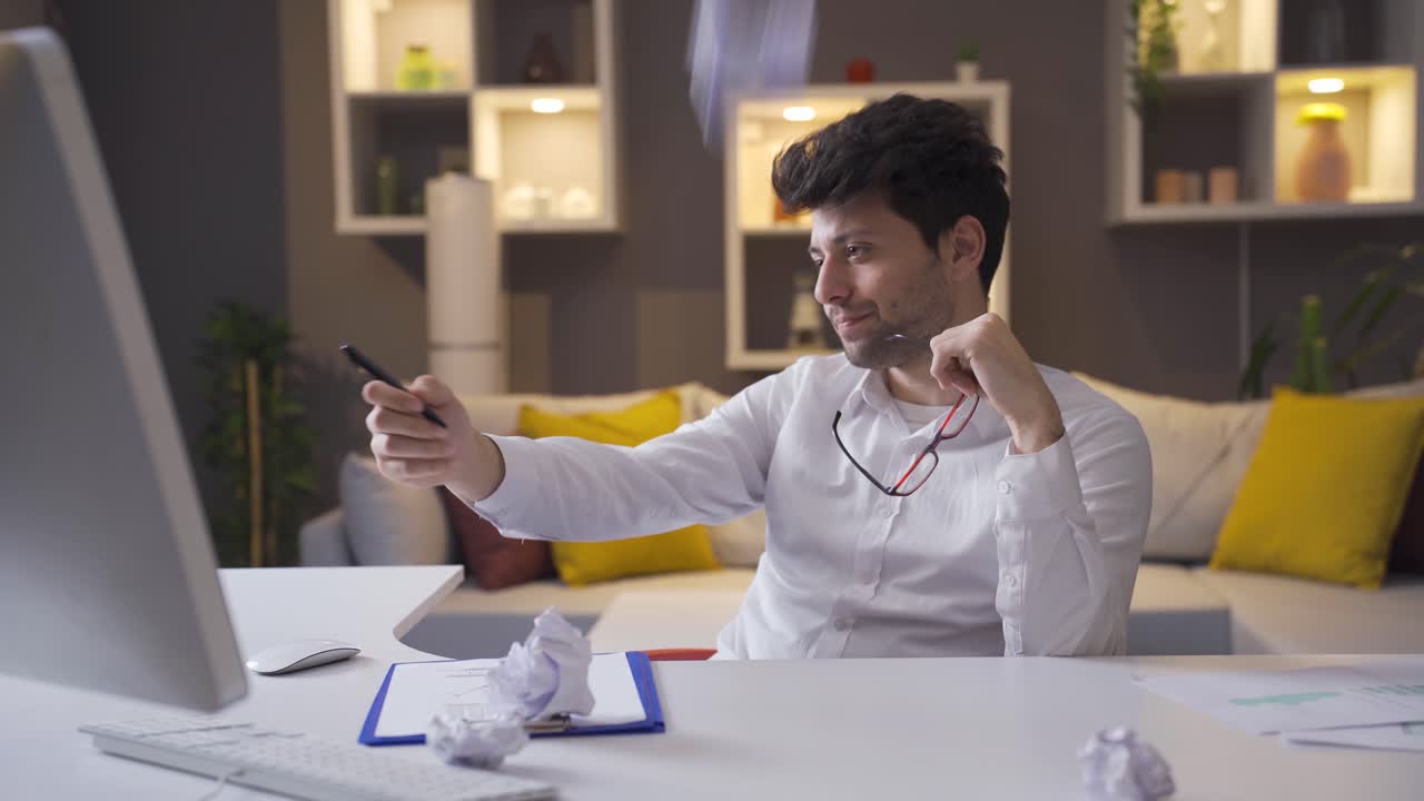 Idee vuote e inutili di un uomo che lavora in smart working che piovono dall'alto.