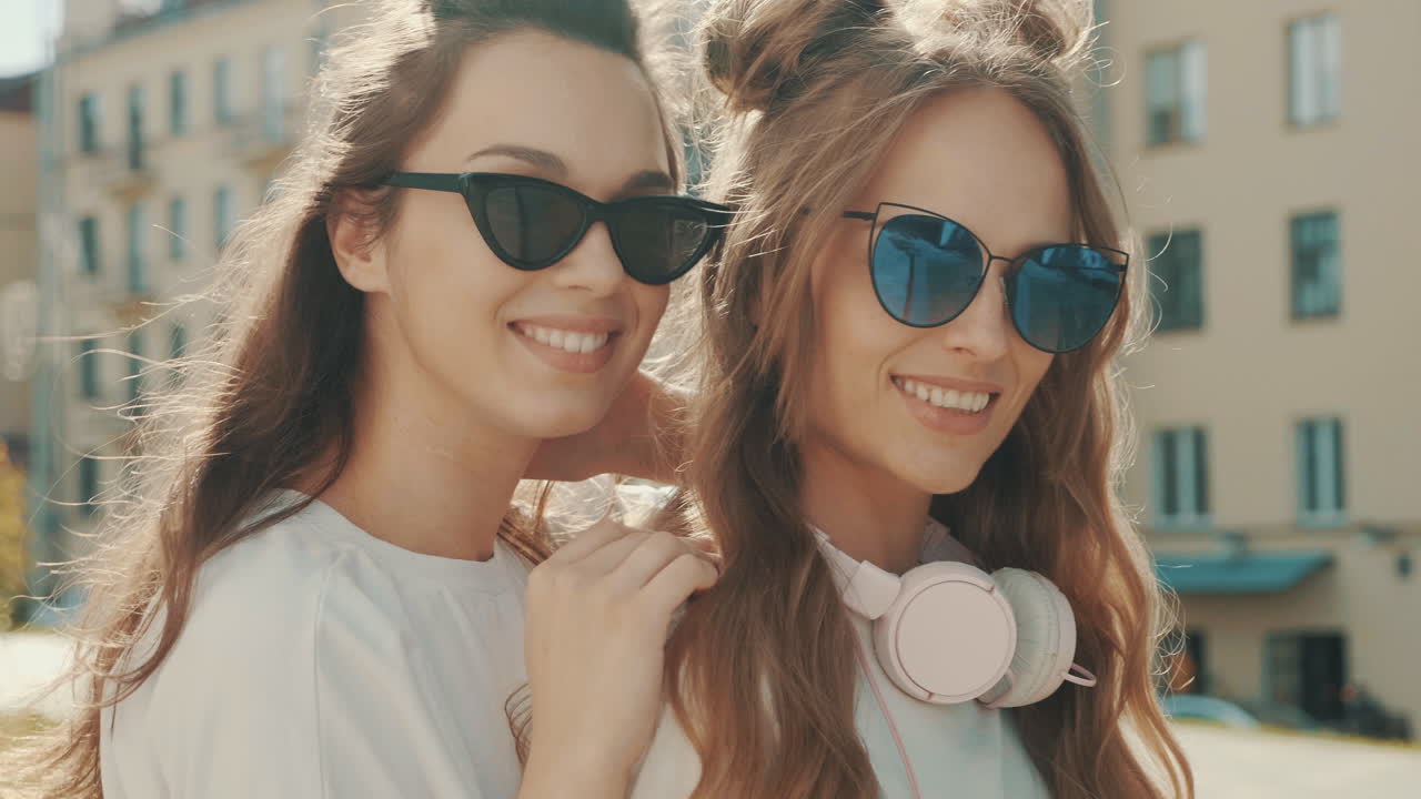 две женщины позируют в городе