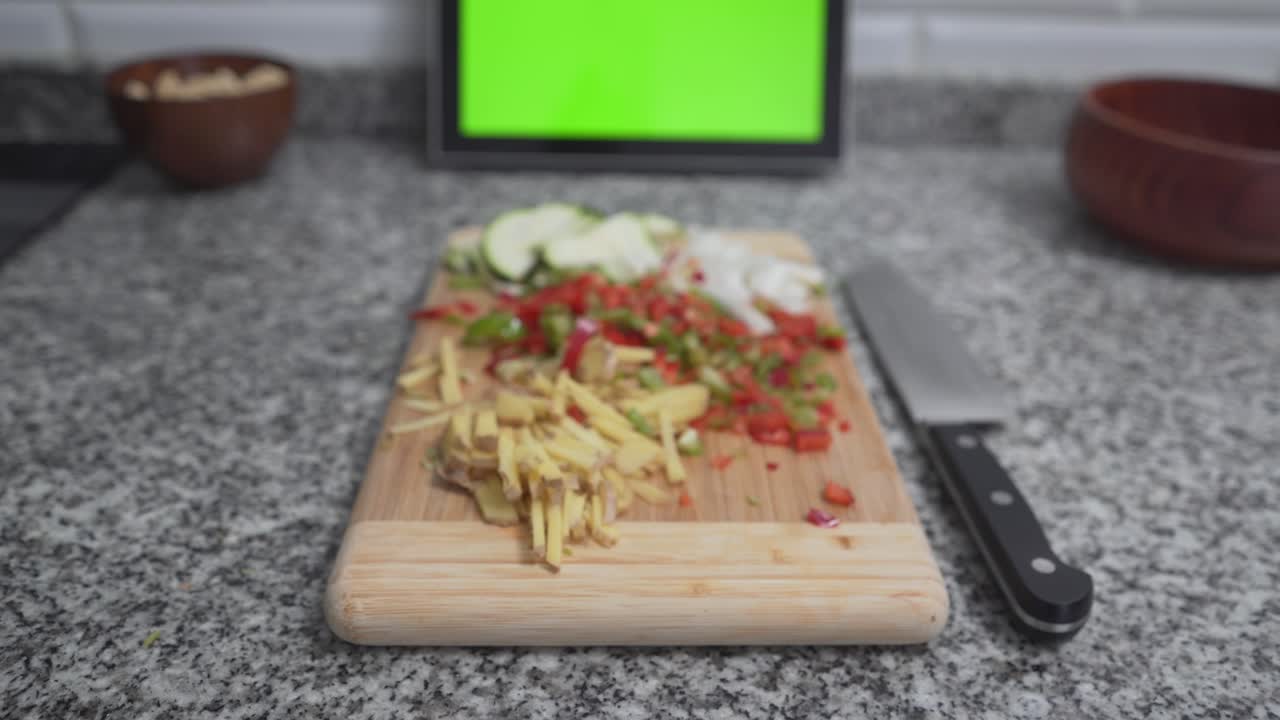 verduras picadas en una tabla de cortar
