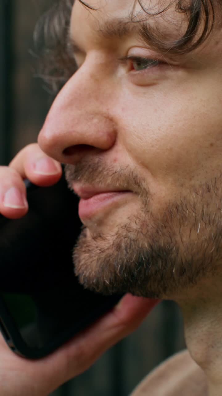 Uomo che parla al telefono
