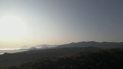 Capas-De-Colinas-Cubiertas-De-Bosques-Que-Se-Extienden-Hacia-El-Horizonte