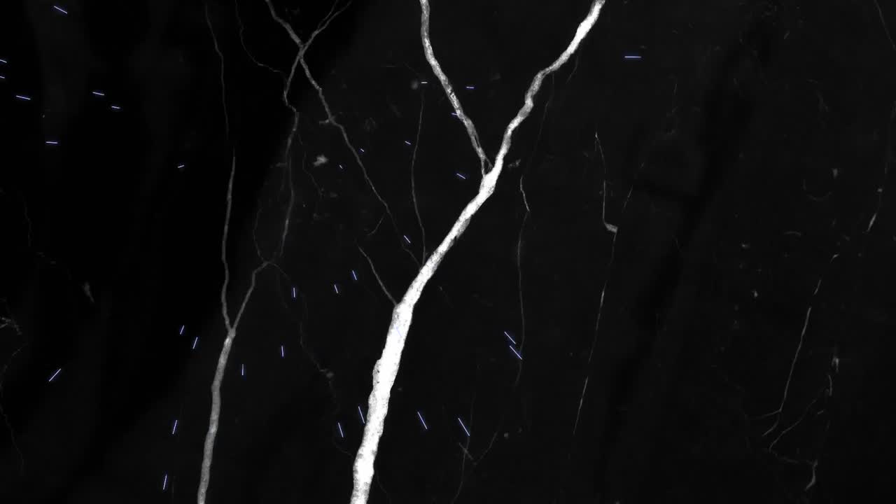 animación de rayos azules y blancos y destellos de luz en el cielo nocturno