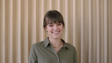 retrato de una joven y linda mujer caucásica sonriendo alegre satisfacción mirando a la cámara positiva mujer caucásica