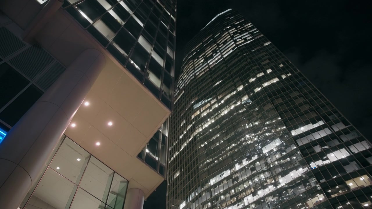 Vista para cima de edifícios de escritórios à noite