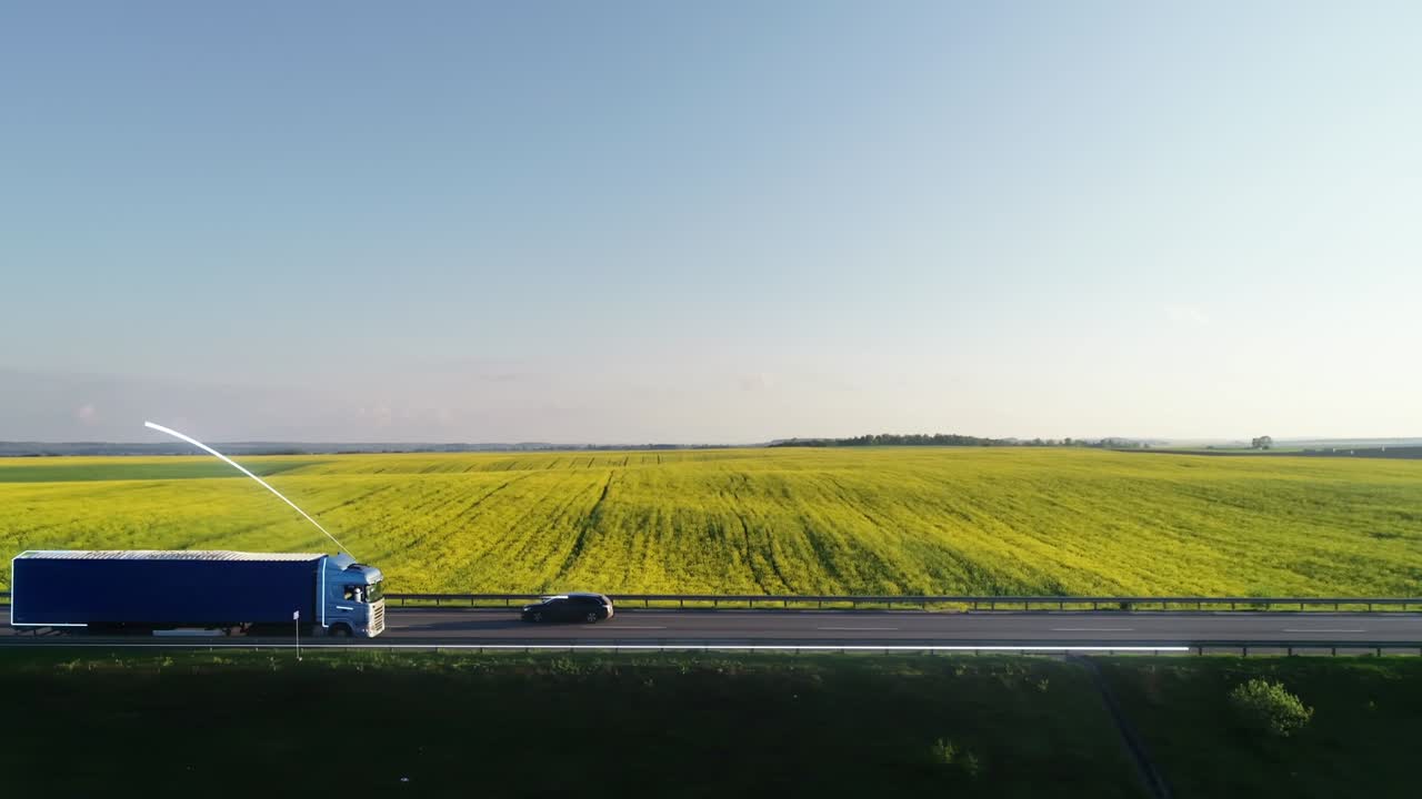 트럭은  사이의 고속도로에서 운전합니다. 수송 수하물 인포그래픽