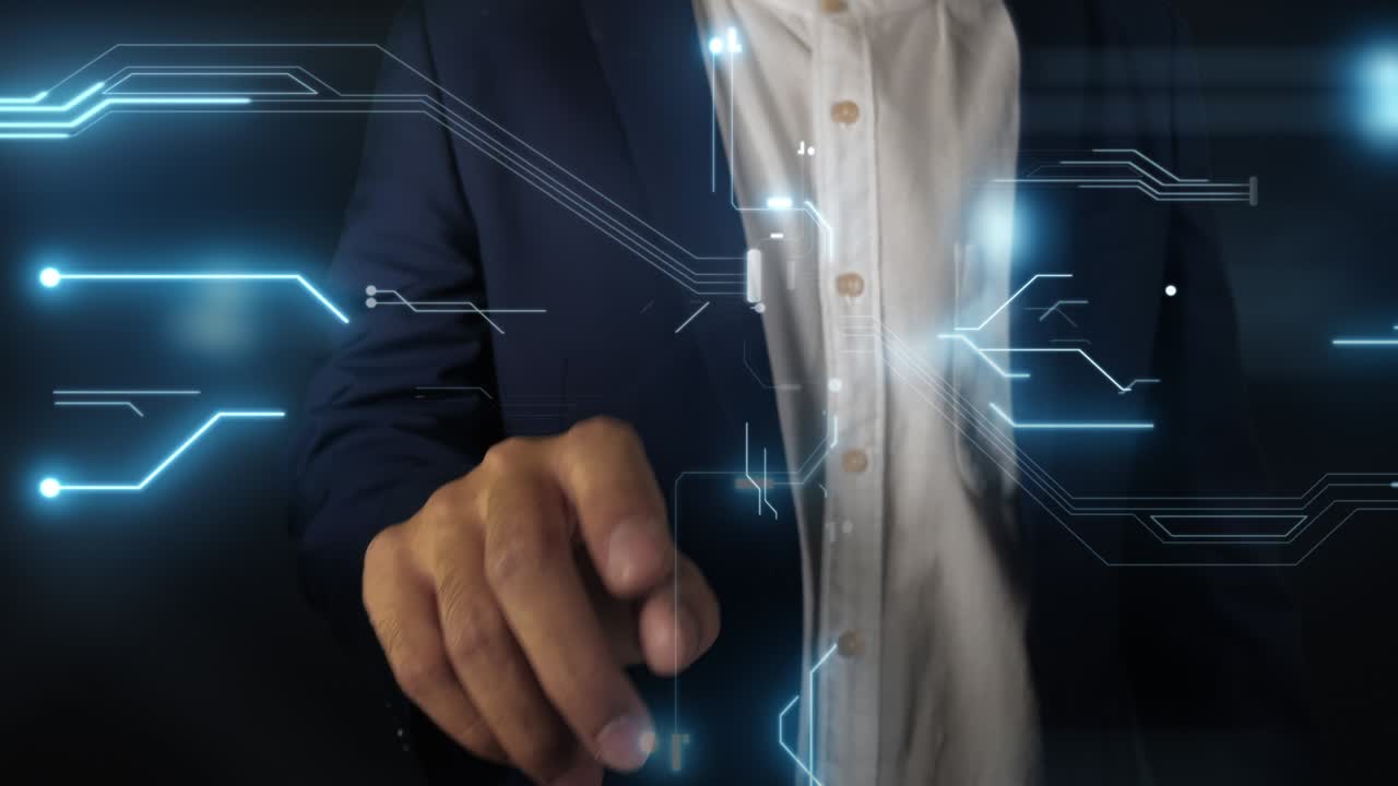 hombre de negocios trabajando clic en la pantalla digital