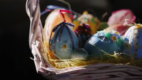 huevos de pascua fríos en una canasta. reunión de pascua