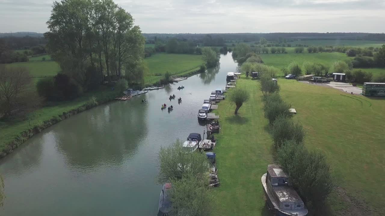 Beautiful Green Landscape And Tourists Kayaking Along Thames River In Southern England - aerial shot
