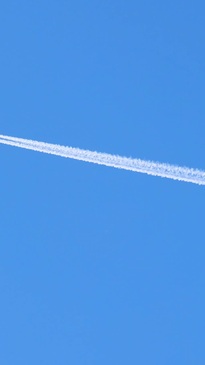 제트 비행기 비행,  콘트레일을 남기고