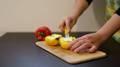cortar semillas de pimiento
