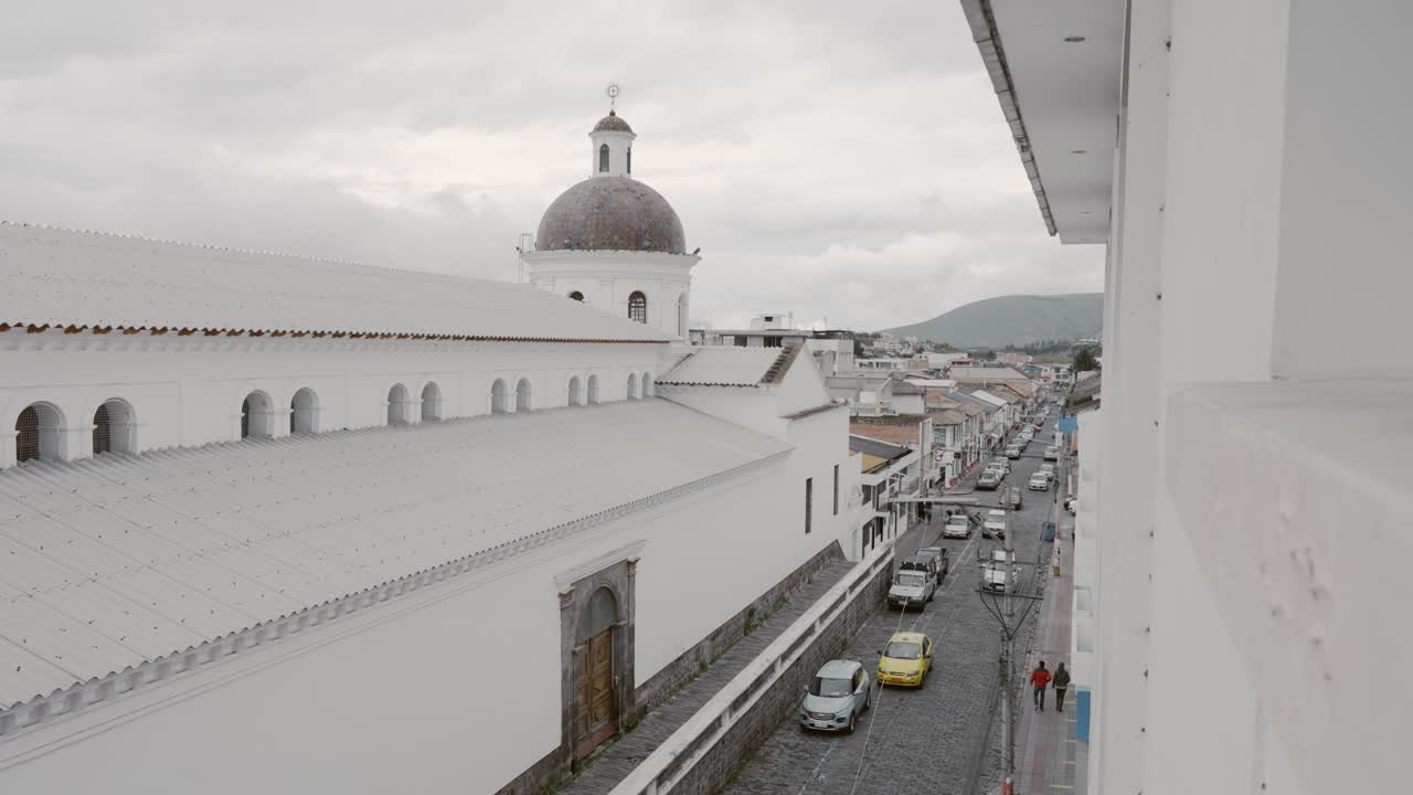 calle tradicional de rocas con autos