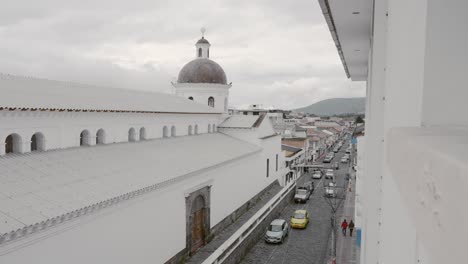 Calle-Tradicional-De-Rocas-Con-Autos