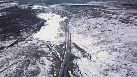 Luftaufnahmen-Der-Verschneiten-Landschaft-In-Lesotho,-Afrika---Schneefall-In-Afrika-Autofahren-Auf-Straßen-In-Verschneiter-Landschaft