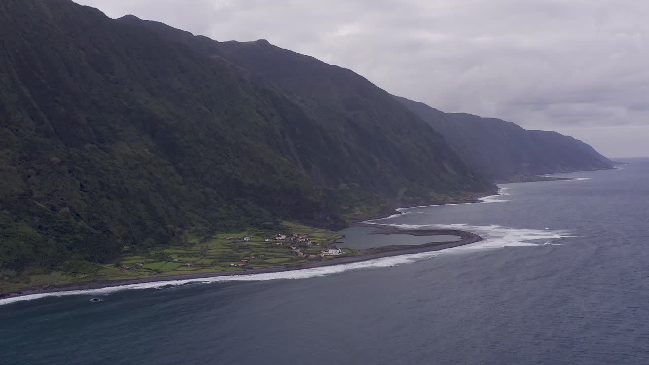 푸른 절벽 풍경의 연안 시골 마을, 아조레스 섬, 포르투갈의 산토 크리스토 섬.