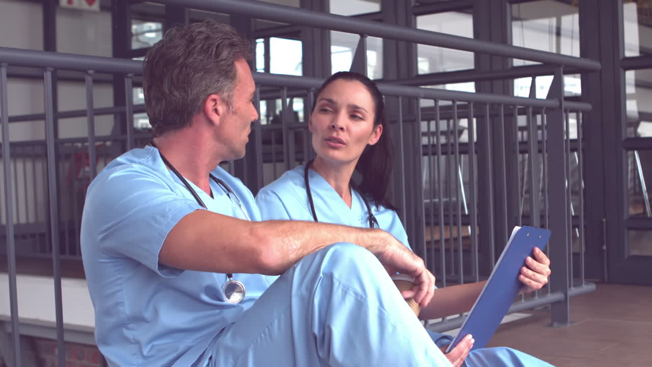 Medici che discutono il referto sulla cartella