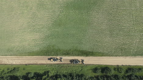 Motoniveladoras-Creando-Una-Superficie-Plana-En-La-Pista-Entre-Campos-En-Saskatchewan,-Canadá