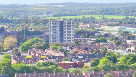 Las-Casas-Adosadas-Típicas-Se-Extienden-Por-Doncaster,-Inglaterra,-Mientras-Un-Edificio-De-Apartamentos-Se-Eleva-En-El-Medio.