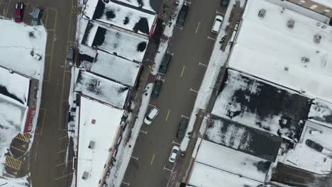 Von-Oben-Nach-Unten-Aufsteigender-Blick-Auf-Die-Kleine-Amerikanische-Kreisstadt-In-Der-Wintersaison