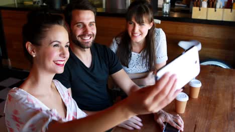 Amigos-Tomándose-Una-Selfie-Usando-Un-Teléfono-Móvil