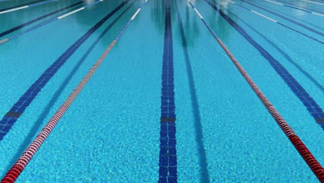 fondo de la piscina olímpica en un día soleado y brillante