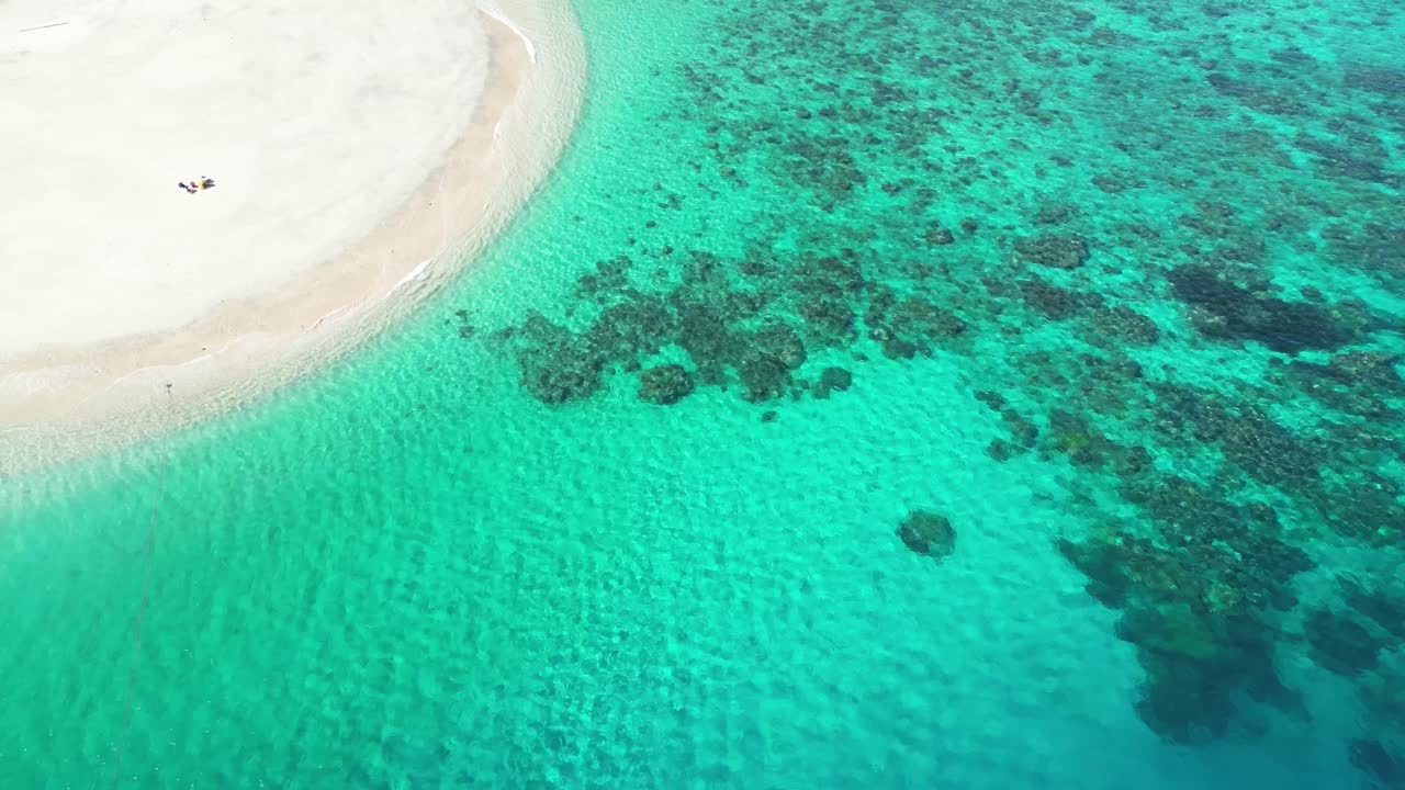 aéreo de arriba hacia abajo azul prístino océano claro agua de mar con arrecife de coral y playa de arena blanca en la isla de paraíso tropical mohéli o mwali, parte de la unión de las comoras