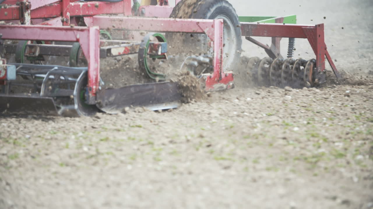 harrows slowmotion 촬영을 사용하여 농부 경작 필드 닫습니다