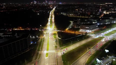 vista aérea de hiperlapso o dronelapse de cruces de carreteras encrucijada varsovia