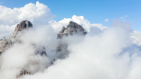 antena de drones en las nubes blancas con picos de montañas, tre cime di lavaredo