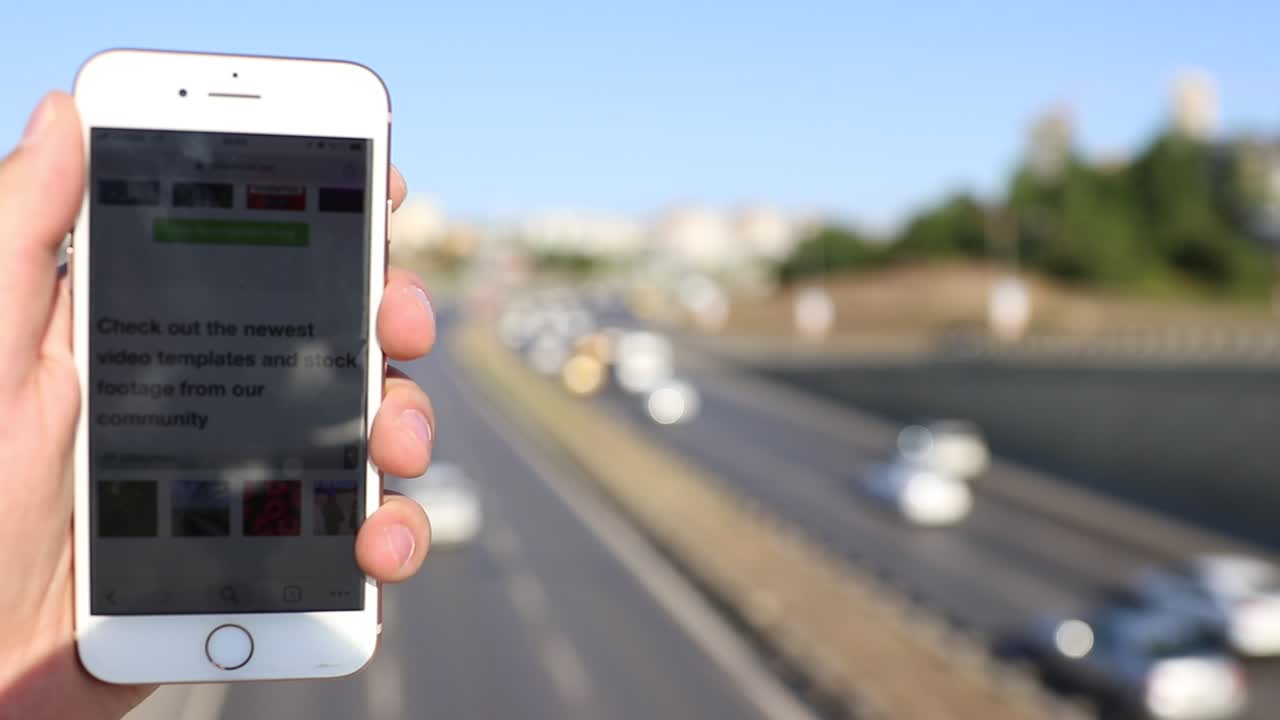 hombre apuntando a la pantalla del teléfono móvil 1