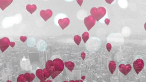 globos de corazón flotando en una ciudad
