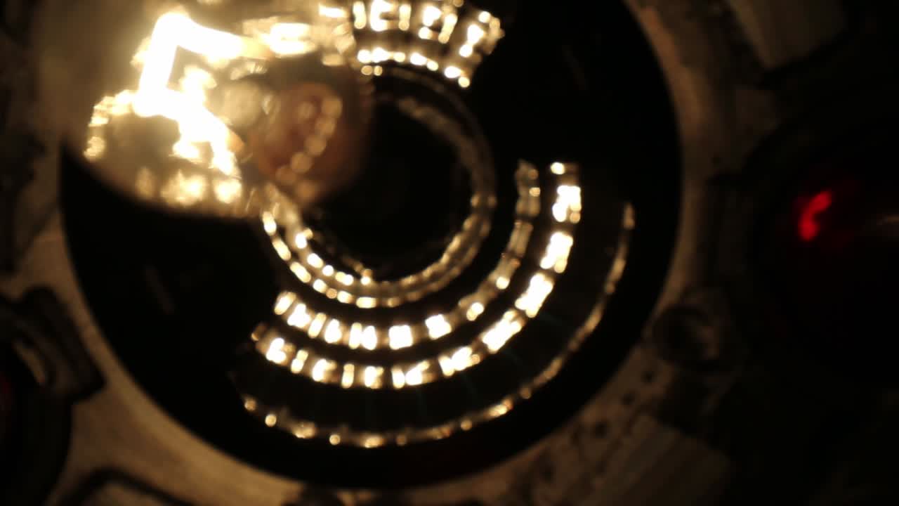 설계상 초점이 맞지 않아 빛이 반사 표면에 훌륭한 패턴을 만드는 지구본 무지개 디스코 볼의 바닥에서 멀어집니다.