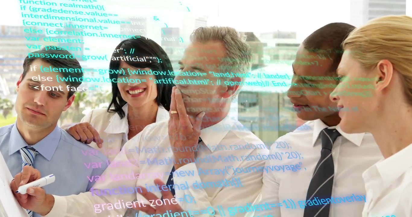 Il capo del team tecnico solleva un pennarello e scrive codice su una lavagna di vetro mentre il team fornisce feedback con una sovrapposizione.