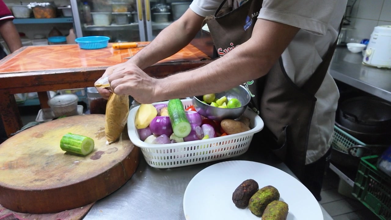 Chef preparando ingredientes para cocinar en una cocina profesional