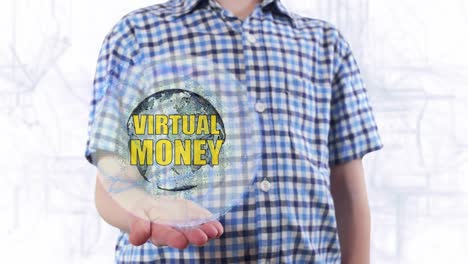 joven muestra un holograma del planeta tierra y texto dinero virtual